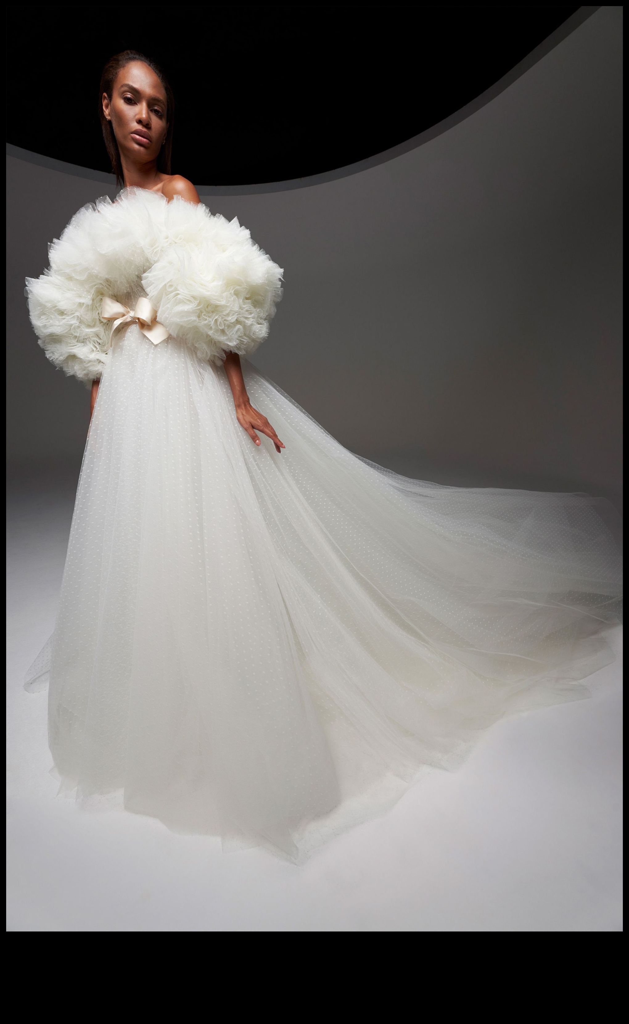 Fashion Forward Allure of Modern Bridal Couture — O privire asupra celor mai recente tendințe 5 Fashion Forward: Allure of Modern Bridal Couture