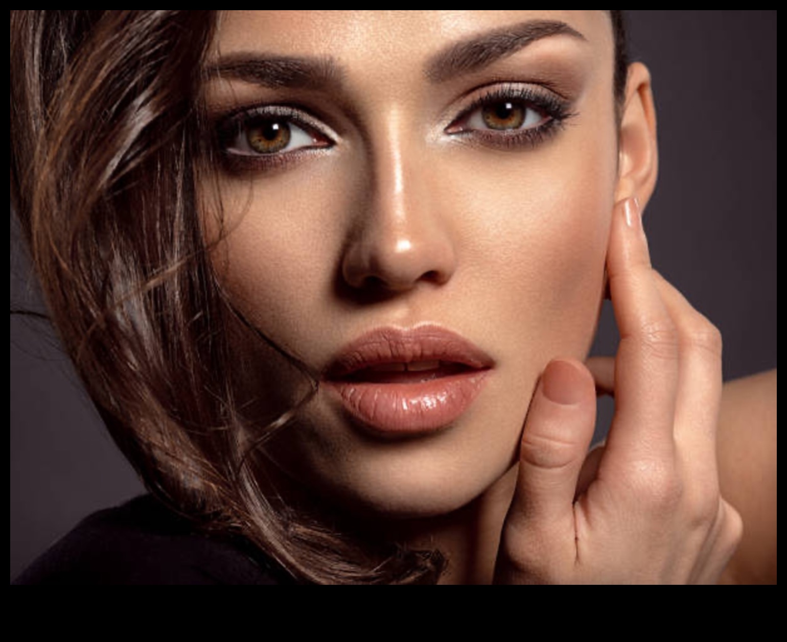 Glam Perfection: Obținerea unui finisaj profesional cu un machiaj glamour