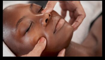 Arta masajului: încorporarea tehnicilor pentru rezultate îmbunătățite de îngrijire a pielii