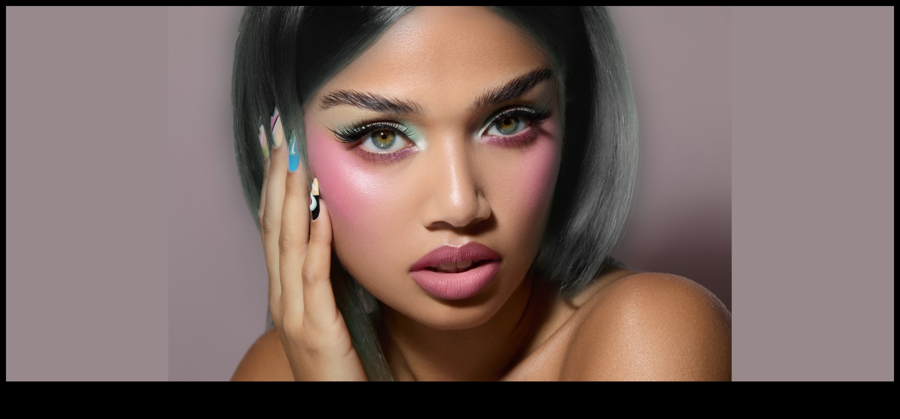 Fard de obraz îndrăzneț, alegeri îndrăznețe: îmbrățișarea culorilor obrajilor îndrăznețe în machiajul glam