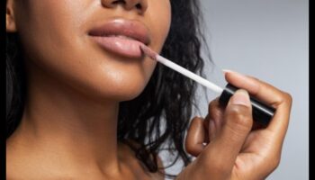 Alegerea luciului de buze potrivit: transparent, nuanțat sau opac - Care finisaj este potrivit pentru tine?